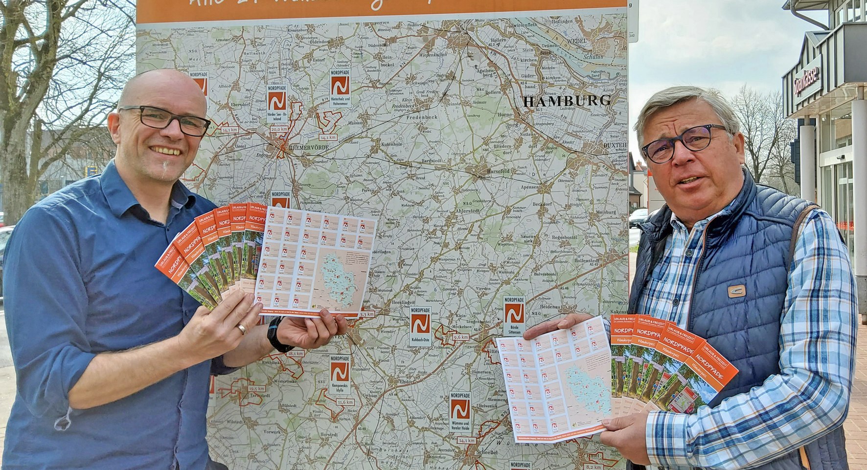 Der neue NORDPFADE Wanderpass wird präsentiert von Hartmut Leefers und Udo Fischer , © Touristikverband Landkreis Rotenburg (Wümme)