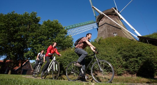 Radfahrer fahren an der Mersmühle in Haren vorbei., © Emsland Touristik GmbH