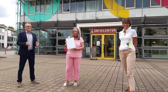 HMT-Geschäftsführer Harald Wanger und Mitarbeiterinnen Nicole Titz und Angela Koelman, die als Q-Team der HMT das Verfahren zur erneuten Zertifizierung begleitet haben, © Hameln Marketing HMT-Geschäftsführer Harald Wanger und Mitarbeiterinnen Nicole Titz und Angela Koelman, die als Q-Team der HMT das Verfahren zur erneuten Zertifizierung begleitet haben, © Hameln Marketing