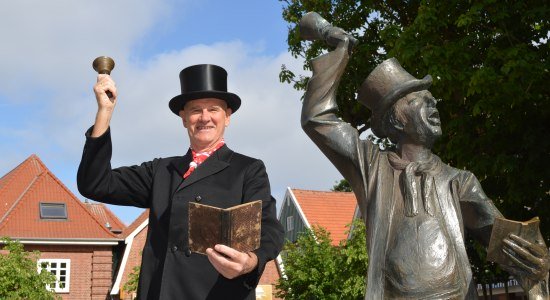Der Utröper - als Bronze und in echt, © Otterndorf Marketing GmbH Der Utröper - als Bronze und in echt, © Otterndorf Marketing GmbH