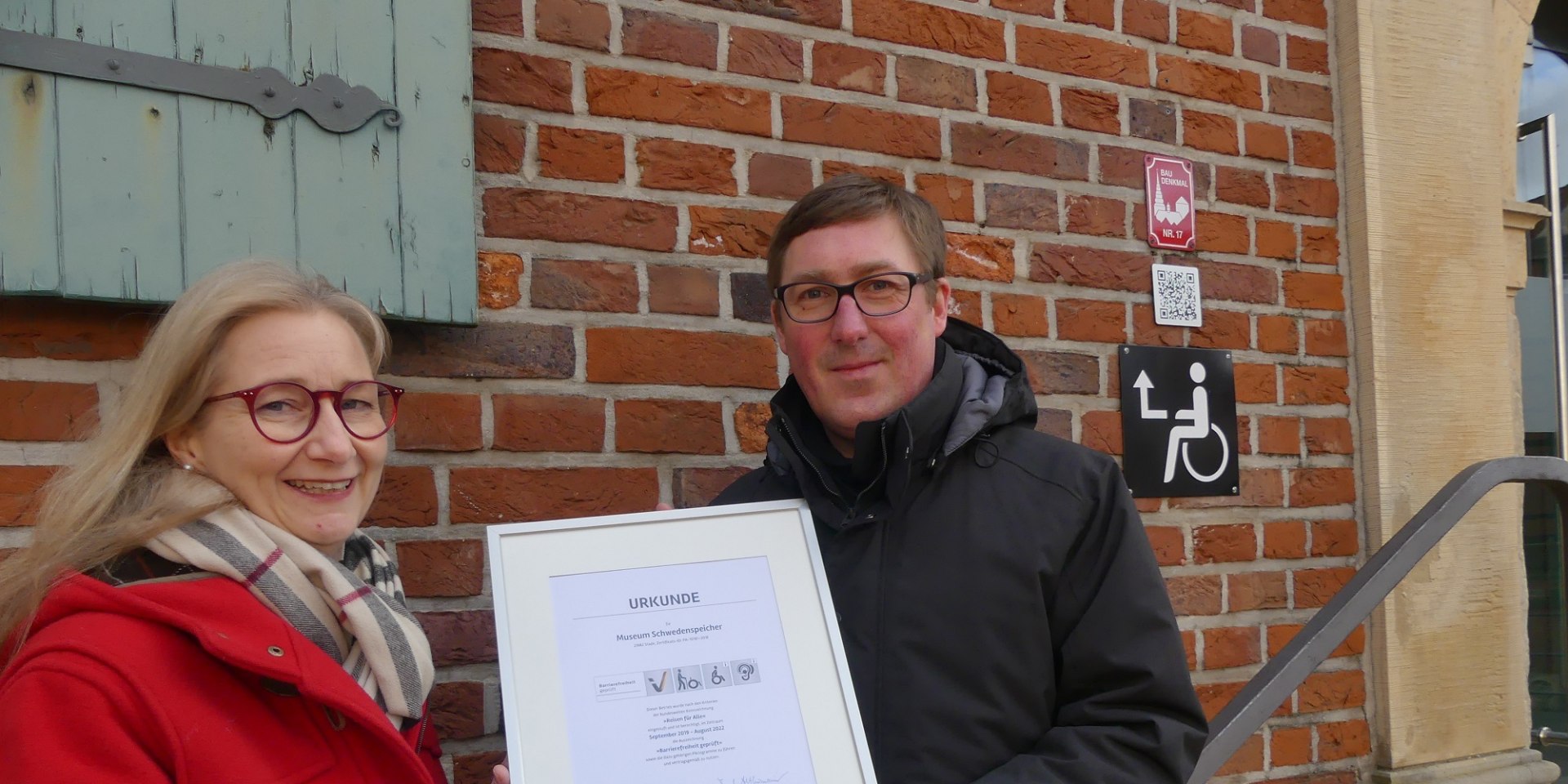 Dr. Monika Rulle übergibt Zertifikat an Dr. Sebastian Möllers, © Tourismusverband Landkreis Stade / Elbe e.V.