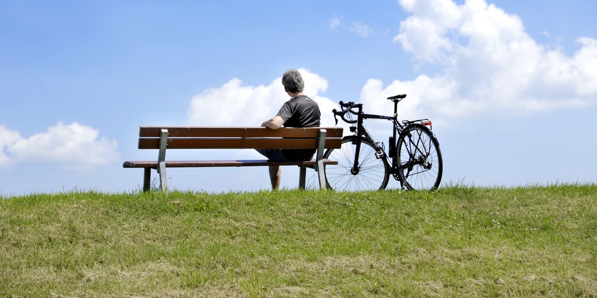 Radfahrer auf der Bank , © Photocompany