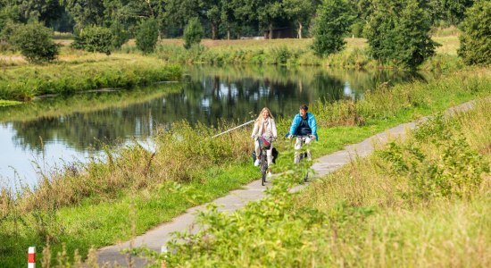 Pärchen fährt Fahrrad an der Vechte, © Markus Tiemann