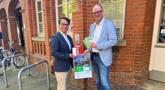 Nienburgs Bürgermeister Jan Wendorf (links) und Martin Fahrland, Geschäftsführer der Mittelweser-Touristik GmbH freuen sich über den digitalen Stadtrundgang., © Mittelweser-Touristik GmbH