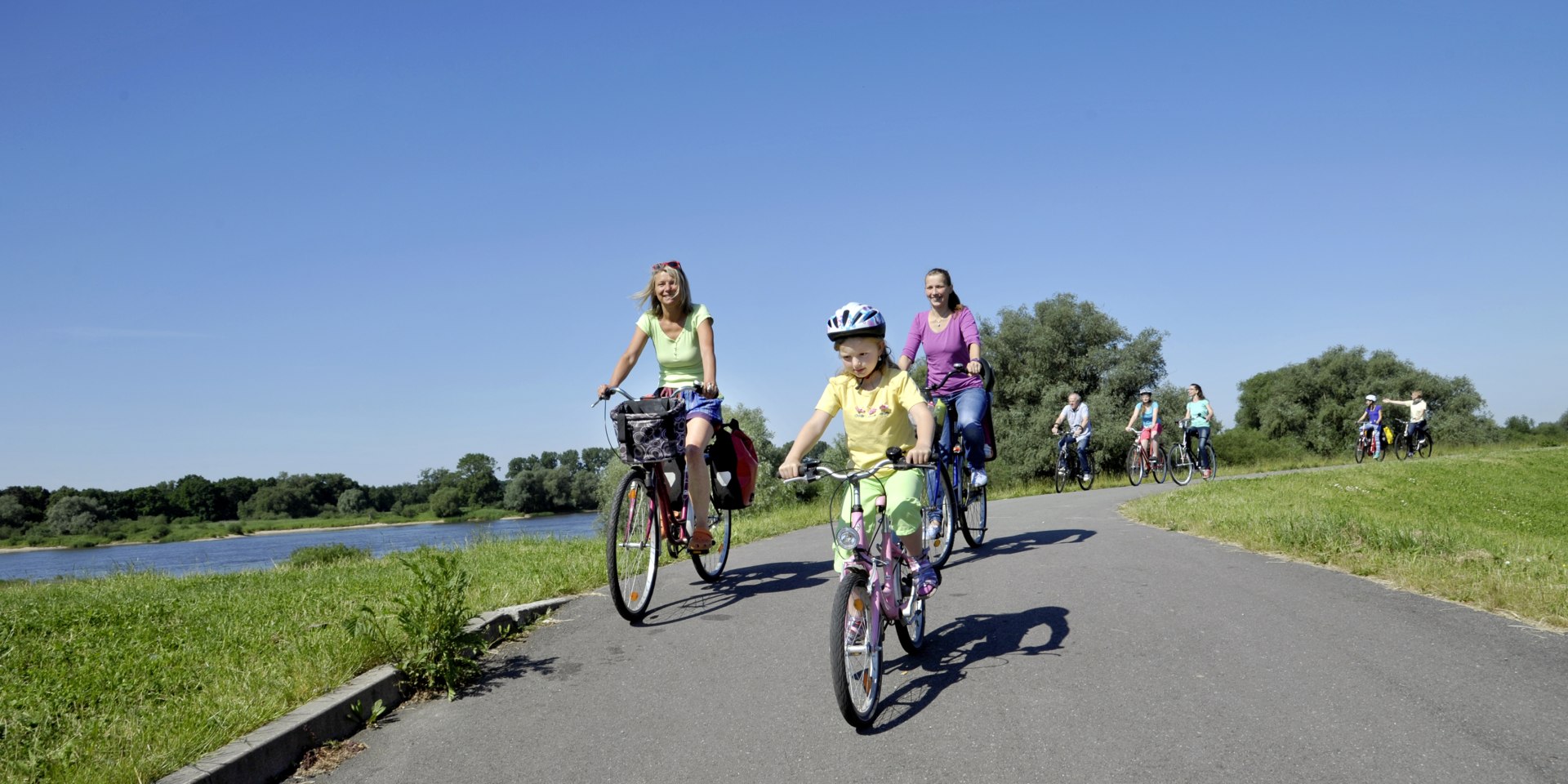 Mit der ganzen Familie auf Fahrrädern an der Elbe bei Bleckede unterwegs, © Harbeck/Photocompany Mit der ganzen Familie auf Fahrrädern an der Elbe bei Bleckede unterwegs, © Harbeck/Photocompany