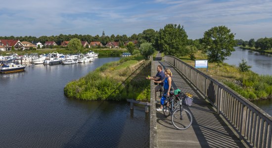 Radler unterwegs auf Emsland-Route beim Yachthafen Haren (Ems), © Emsland Tourismus GmbH Radler unterwegs auf Emsland-Route beim Yachthafen Haren (Ems), © Emsland Tourismus GmbH