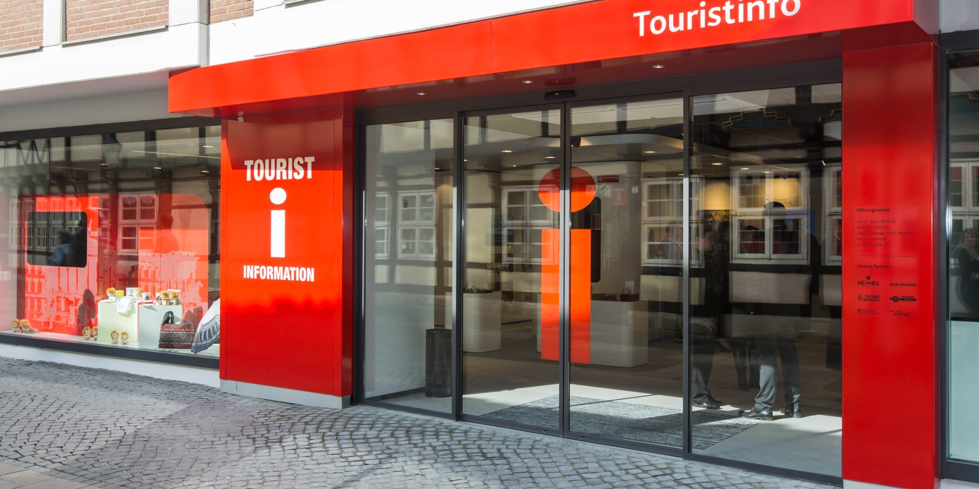 Die Touristinfo Braunschweig, Kleine Burg 14, darf weiterhin die i-Marke des Deutschen Tourismusverband e. V. tragen., © Braunschweig Stadtmarketing GmbH/Marek Kruszewski