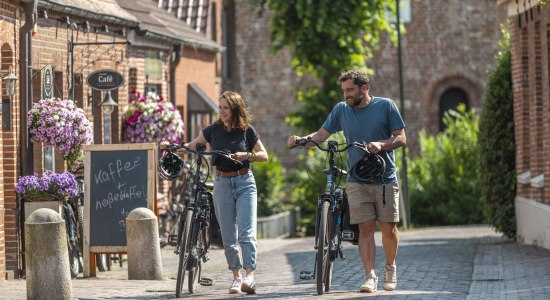 Radfahrende in Ostfriesland, © Anna Meurer