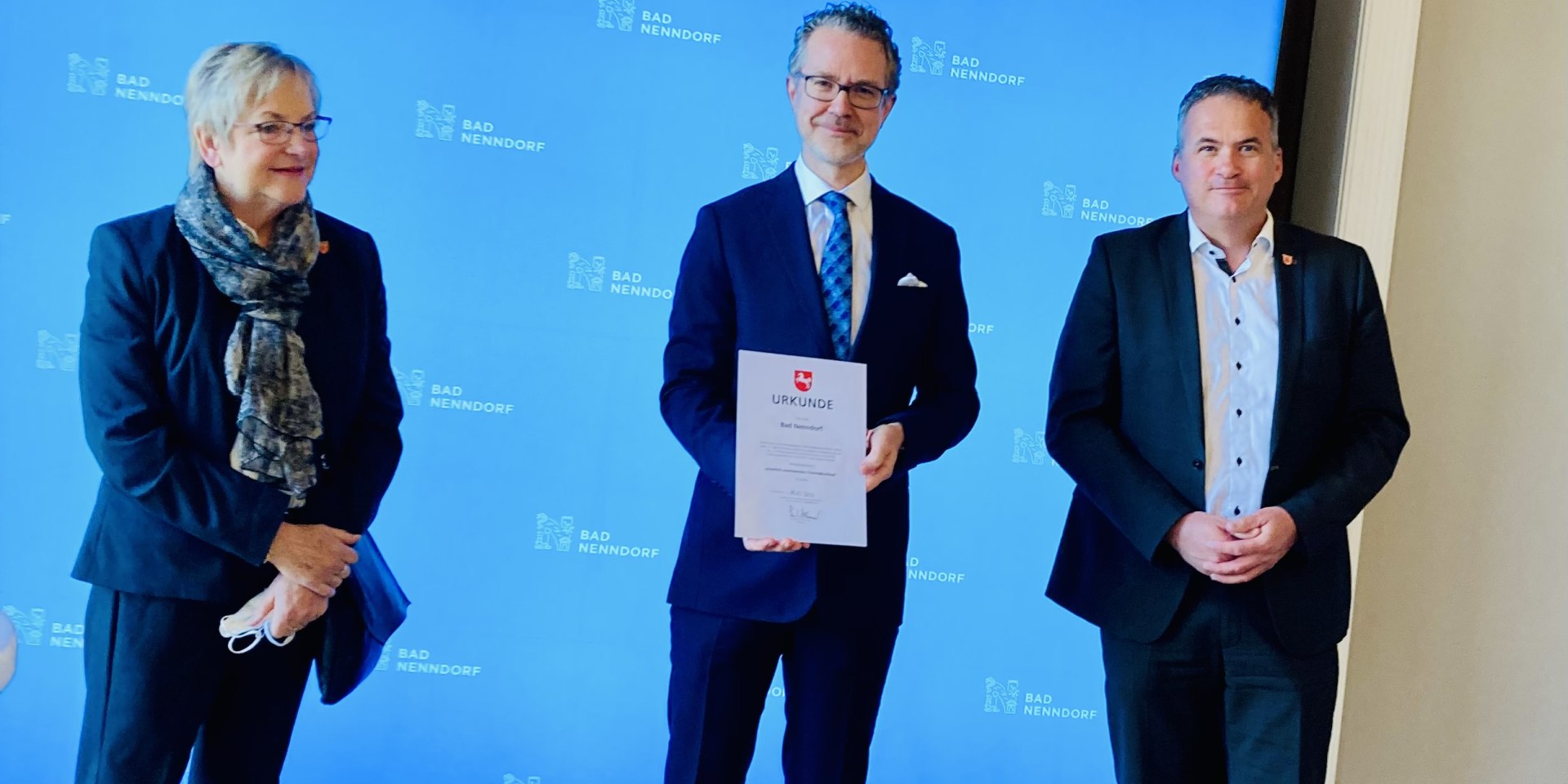 KurT Bad Nenndorf Dreifachprädikatisierung v.l.n.r. Marlies Matthias, Dr. Berend Lindner, Mike Schmidt, © Kur- und Tourismusgesellschaft Staatsbad Nenndorf mbH