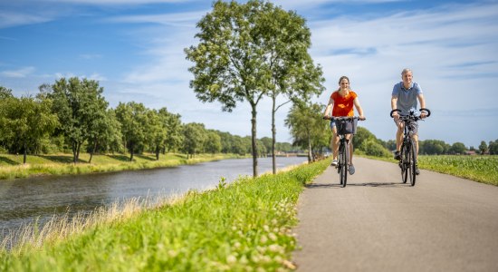 Radfahrende bei der Schleuse Hilter, Emen - Rad-Route Dortmund-Ems-Kanal, © Emsland Tourismus GmbH 