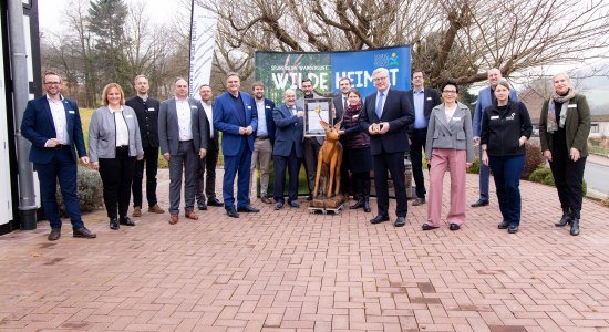 Urkundenübergabe des Deutschen Wanderverbands an die Projektpartner SVR und Naturpark Solling-Vogler mit Dr. Bernd Althusmann, © Solling-Vogler-Region im Weserbergland e.V.