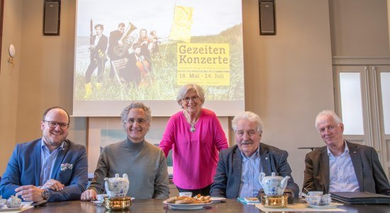 Von links:
Raoul-Philip Schmidt, organisatorischer Leiter der Gezeitenkonzerte, Prof. Matthias Kirschnereit, künstlerische Leiter der Gezeitenkonzerte, Heide Fritzsche, 1. Vorsitzende des Freundeskreises der Gezeitenkonzerte, Landschaftspräsident Rico Mecklenburg und Thomas Weiss, Vorstandsvorsitzender der Ostfriesischen Landschaftlichen Brandkasse, stellten das Programm der diesjährigen Festivalsaison vor.
, © Ostfriesische Landschaft