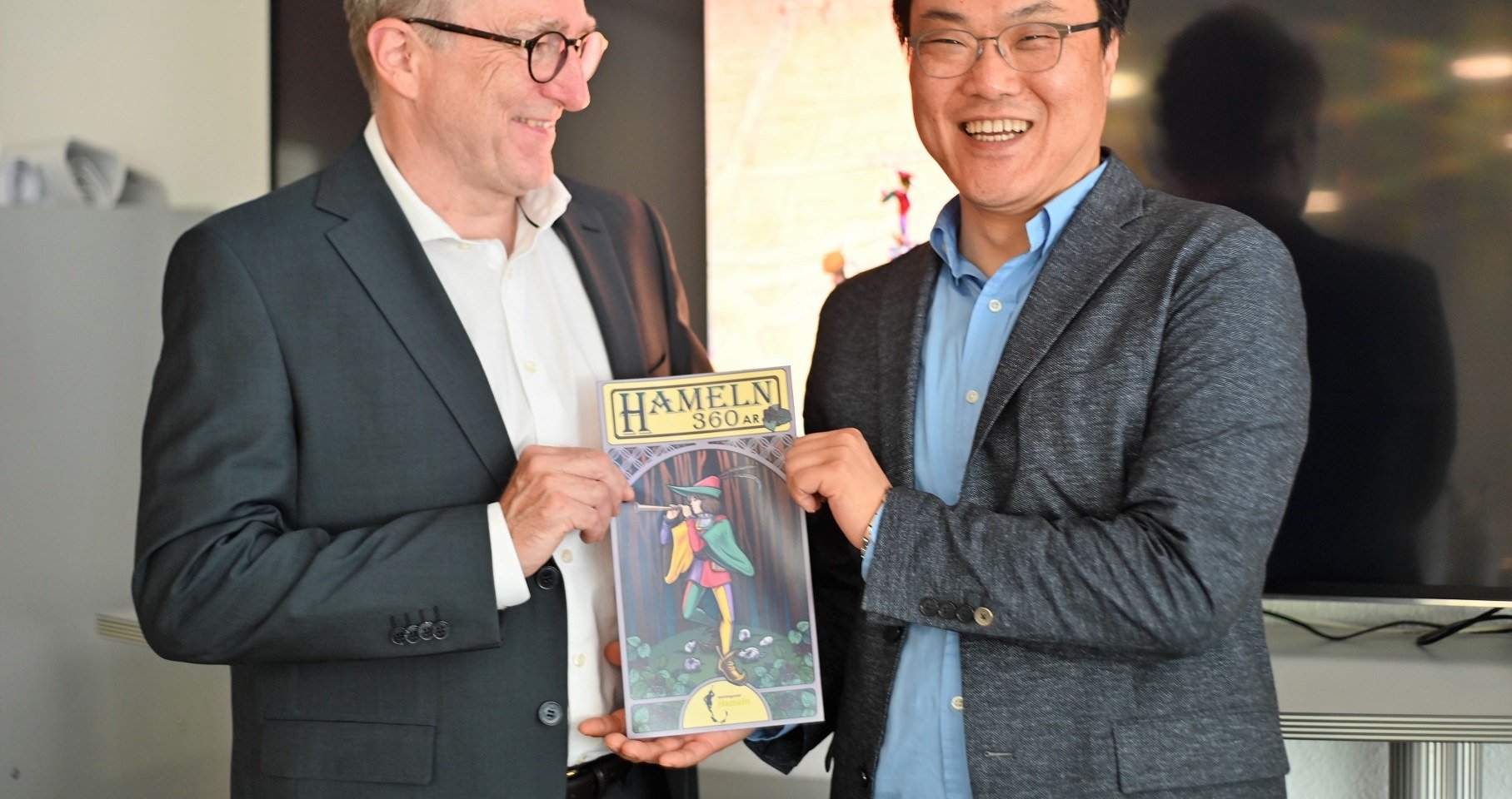 HMT-Geschäftsführer, Harald Wanger und Dr. Junchul Lim, Geschäftsführer von Märchen Korea präsentieren das Projekt., © HamelnMarketing