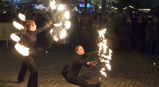Während der Mystischen Nacht wandeln Walk-Acts auf dem Weihnachtsmarkt in Hameln umher, © Hameln Marketing und Tourismus GmbH / Wilfried Hildebrandt