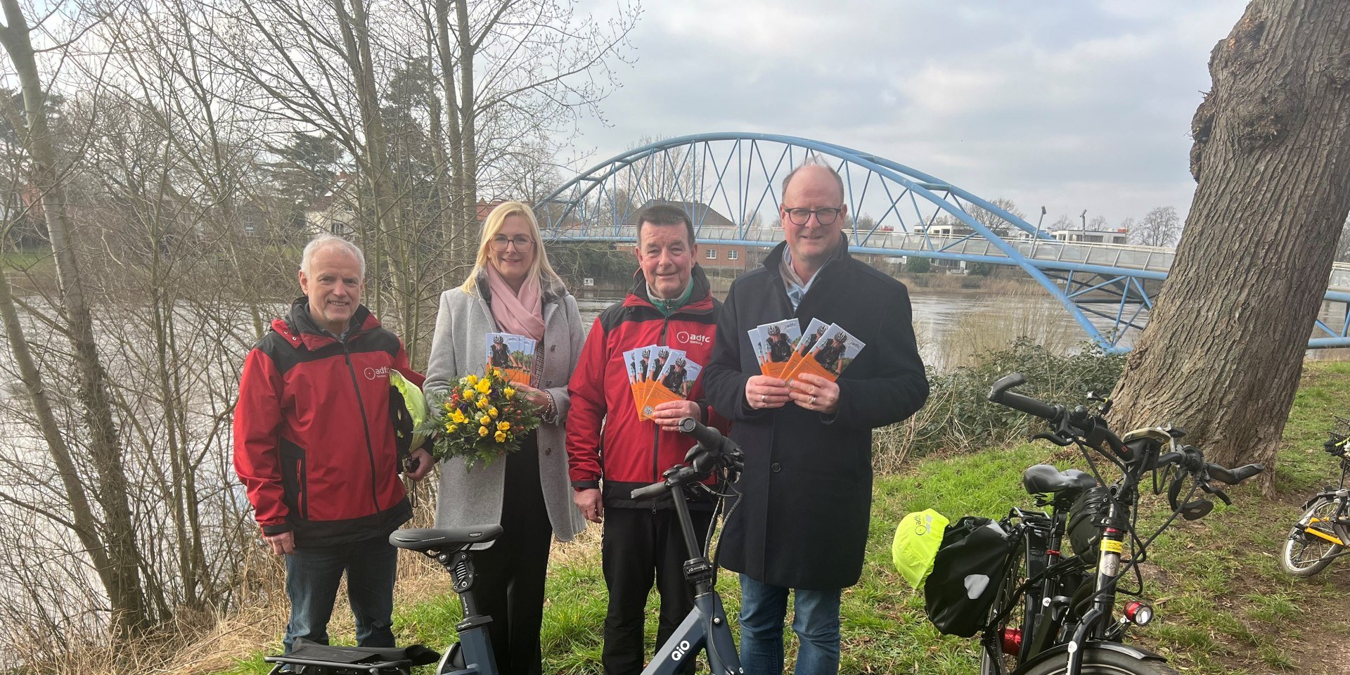 v.l. Berthold Vahlsing (Vorsitzender ADFC-Kreisverband Nienburg), Sonja Kuhn (stellvertretende Geschäftsführerin Mittelweser-Touristik GmbH), Jürgen Herbst (ADFC) und Martin Fahrland (Geschäftsführer der Mittelweser-Touristik GmbH) präsentieren das neue ADFC-Radtourenprogramm 2024., © Mittelweser-Touristik GmbH