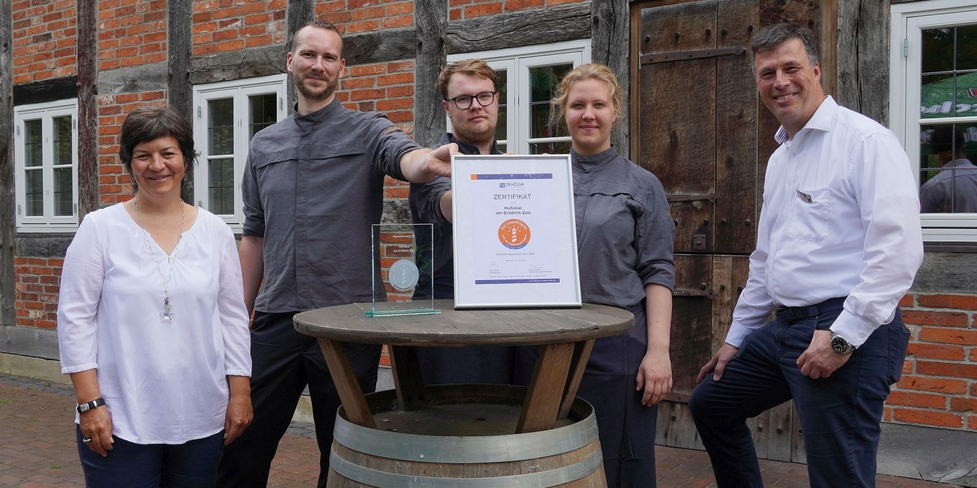 Nicole Rösler vom DEHOGA, Hoflokal-Chef Fabian Bückner und Azubis Jens Schlender und Jaqueline Stach, Zoo-Geschäftsführer Andreas M Casdorff, © Zoo Hannover gGmbH