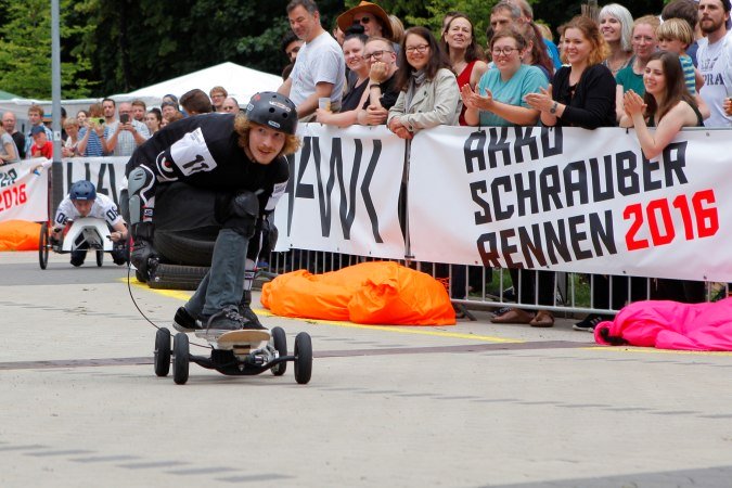 Teilnehmer beim Akkuschrauber-Rennen in Hildesheim