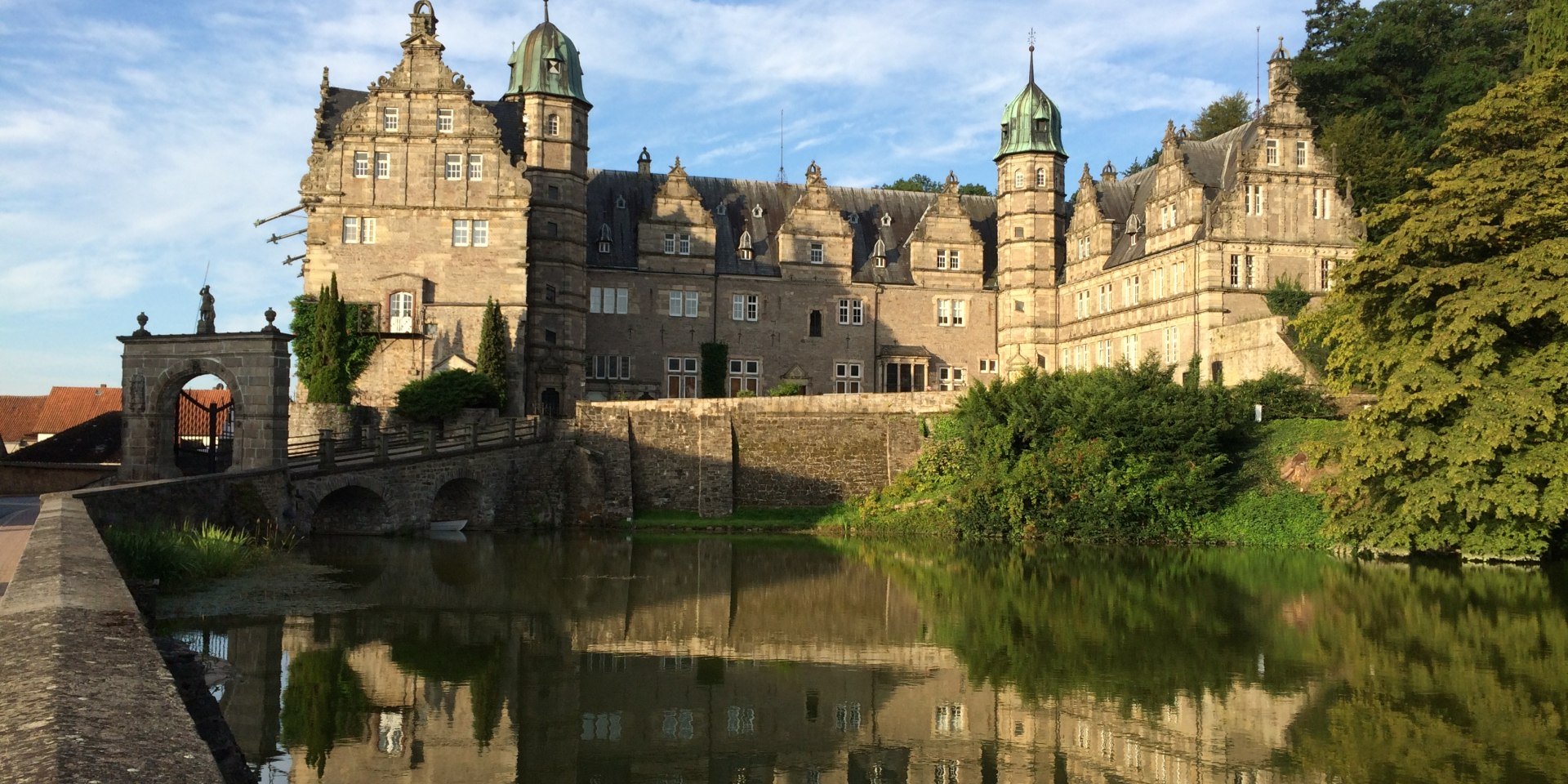 Schloss Hämelschenburg - Blick über den Teich, © Schloss Hämelschenburg