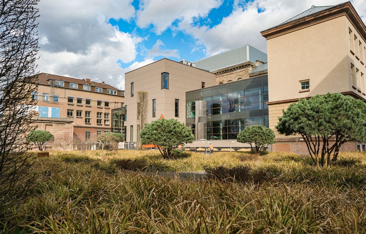 Rückansicht des sanierten Gebäudes mit neuem Anbau und Atrium, © Martin Liebetruth