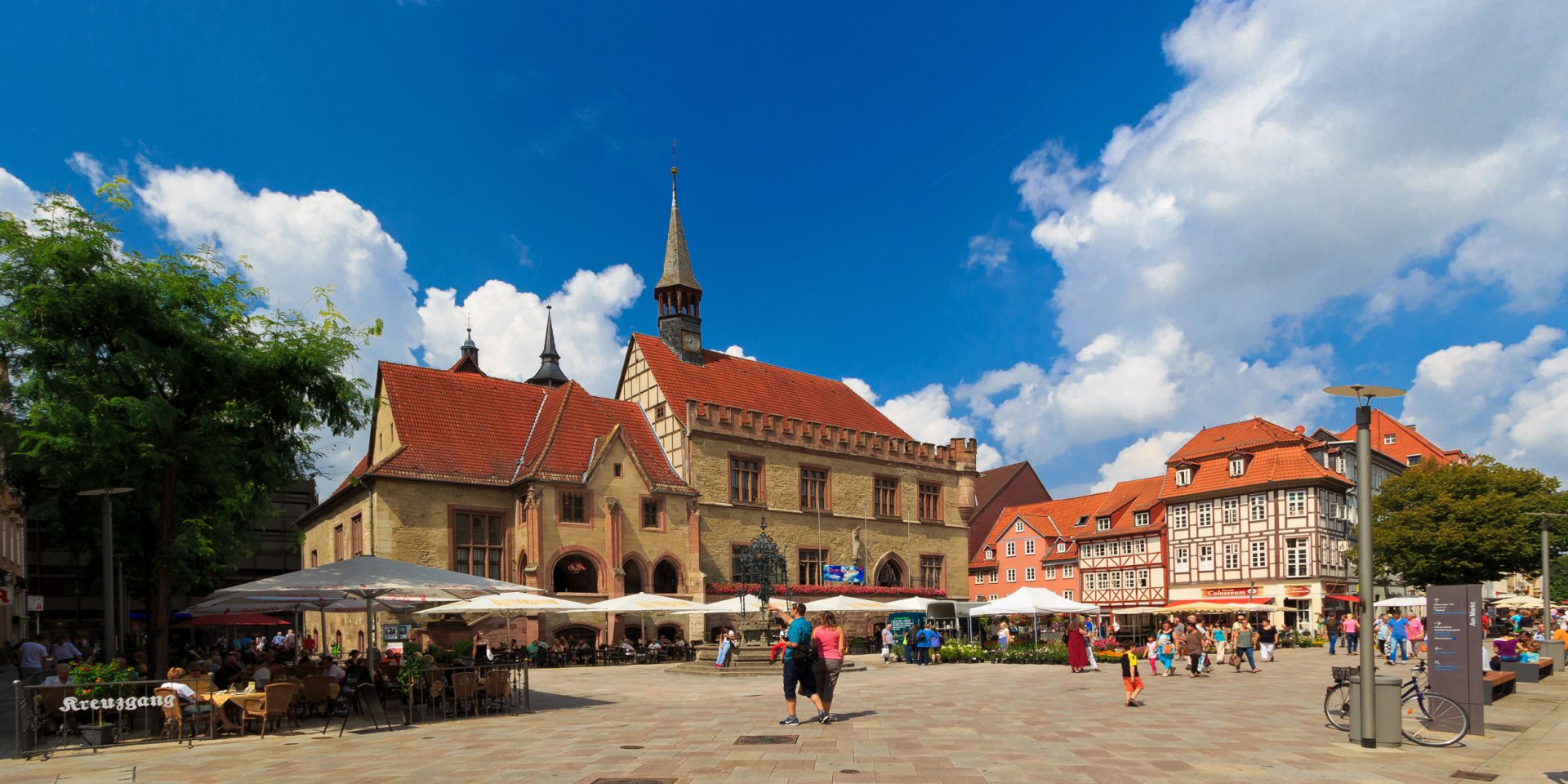 Blick vom Markt auf das Alte Rathaus Göttingens im Sommer, © Göttingen Tourismus e.V.	/ Lars Gerhardts