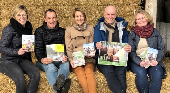 Die Partner des Projekts Auszeithöfe (v.l.n.r. ) Martina Warnken (Huxfeld-Hof, 1. Vorsitzende der LAG), Thorsten Milenz (Geschäftsführer TWU e.V.), Vivien Ortmann (Geschäftsführerin LAG), Udo Fischer (Geschäftsführer Touristikverband Landkreis Rotenburg (Wümme) e.V.), Sabine Arndt (Projektmitarbeiterin LAG)., © Touristikverband Landkreis Rotenburg (Wümme)