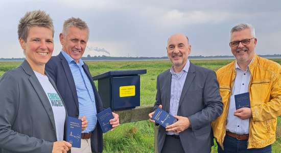 Einweihung der ersten Stempelbox, auf dem Foto (von links nach rechts): Sina Beckmann, Landtagsabgeordnete und stellv. Vorsitzende des Tourismus-Unterausschusses im niedersächsischen Landtag, Peter Südbeck, Geschäftsführer Nationalparkverwaltung Niedersächsisches Wattenmeer, Mario Schiefelbein, Geschäftsführer Tourismus-Agentur Nordsee GmbH und Stephan Eiklenborg, Bür-germeister von Sande., © Tourismus-Agentur Nordsee GmbH