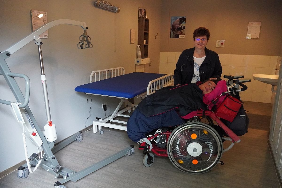 Anke Mill vom Verein INTENSIVkinder Niedersachsen mit Tochter Madeline in dem neuen Sanitärraum im Erlebnis-Zoo Hannover, © Zoo Hannover gGmbH