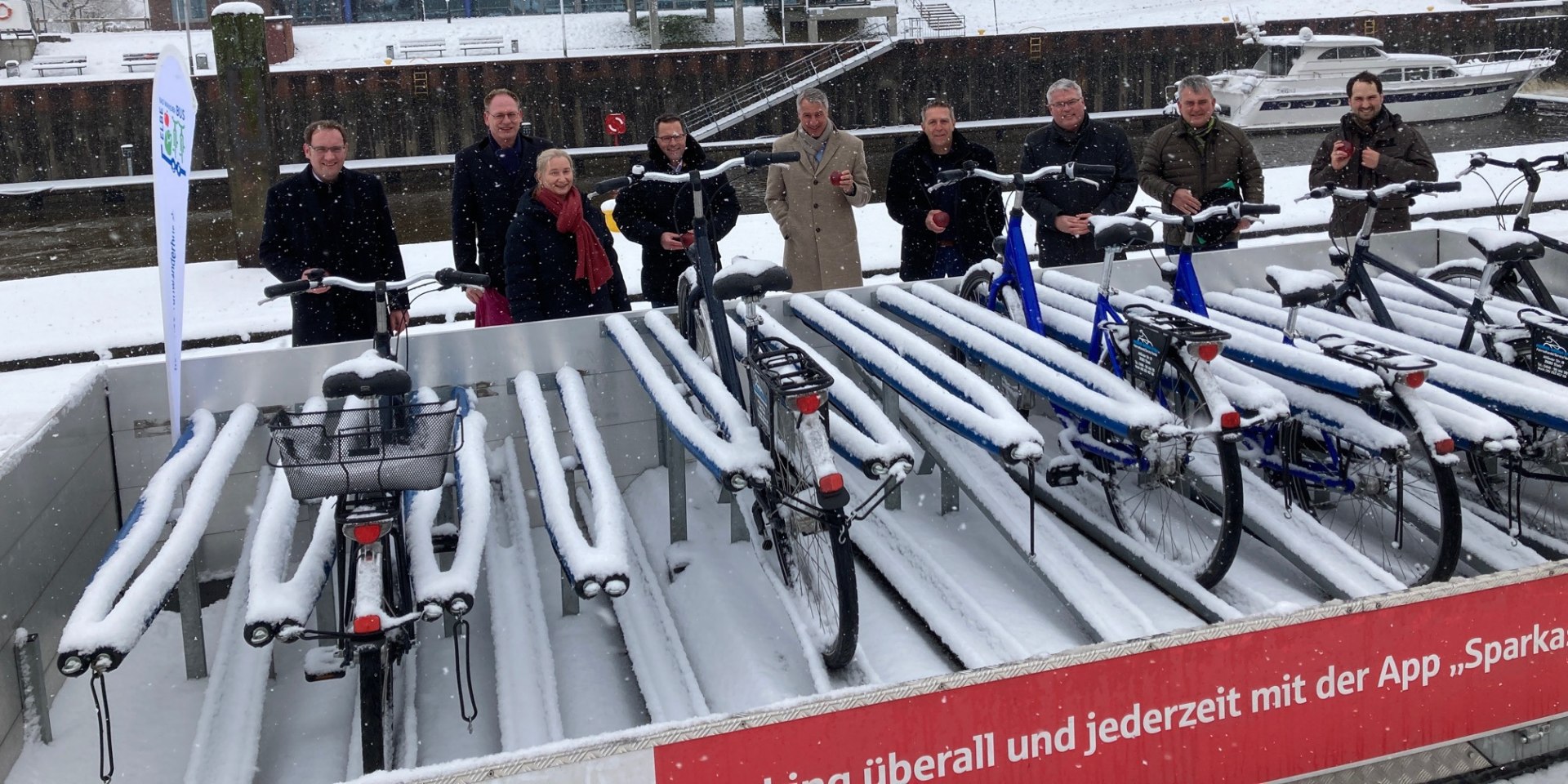 Landrat Kai Seefried als Vorstandsvorsitzender und Tourismusverbands-Geschäftsführerin Dr. Monika Rulle mit Vertretern der Verkehrswirtschaft und der Sponsoren beim Pressetermin am Stader Hafen, © Landkreis Stade/ Daniel Beneke