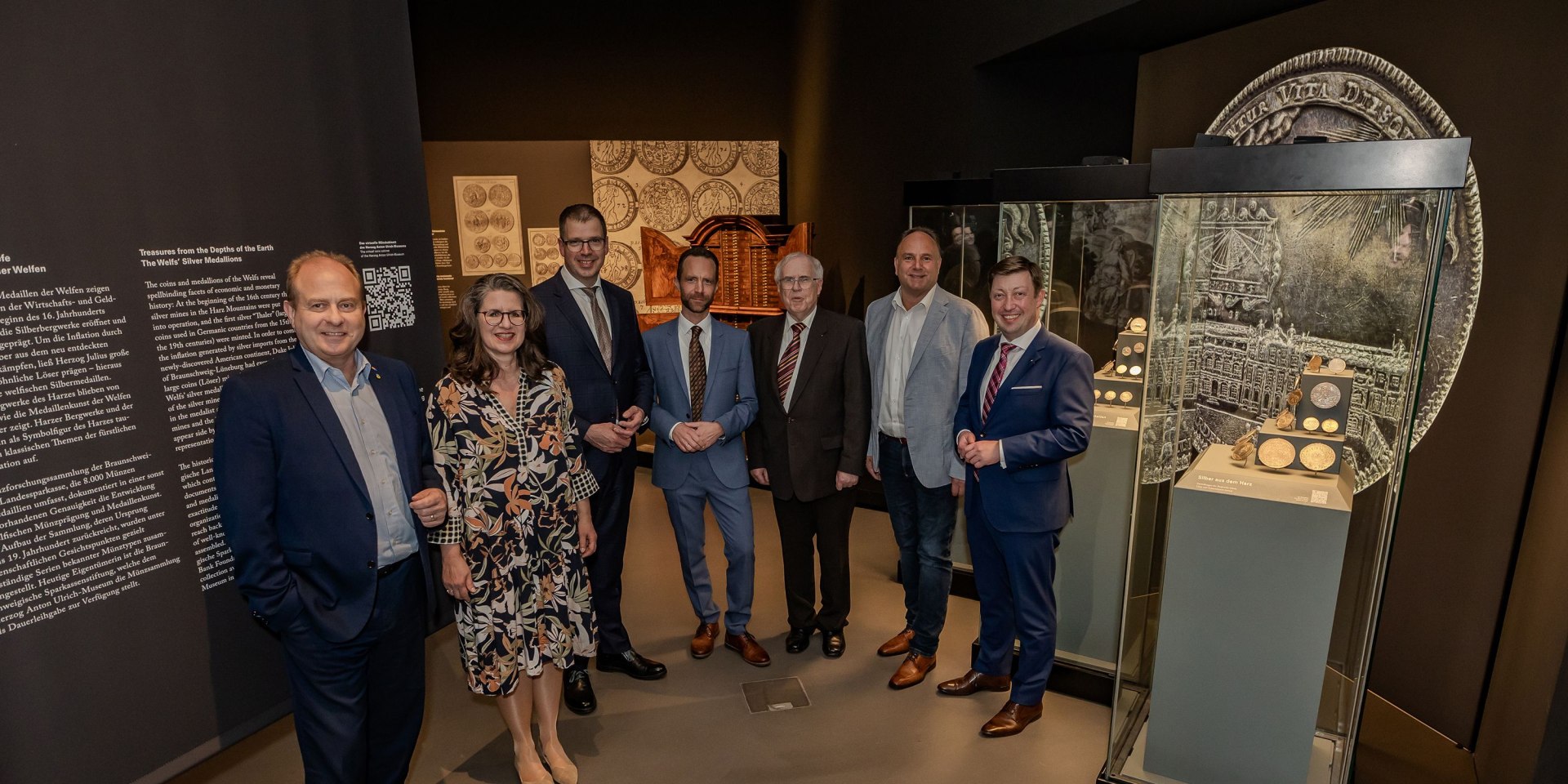 (v.l.n.r.) Gerhard Radeck (Braunschweigische Sparkassenstiftung, Kuratoriumsmitglied), Christine Schultz (Braunschweigische Sparkassenstiftung, Geschäftsführerin), Dr. Thomas Richter (Herzog Anton Ulrich-Museum, Direktor), Prof. Dr. Johannes Wienand (Herzog Anton Ulrich-Museum, Leiter des Münzkabinetts), Prof. Dr. Wolfgang Leschhorn (Herzog Anton Ulrich-Museum, ehemaliger Leiter des Münzkabinetts), Michael Schünemann (Braunschweigische Sparkassenstiftung, Kuratoriumsmitglied), Lars Dannheim (Braunschweigische Landessparkasse &amp; Braunschweigische Sparkassenstiftung, Vorstandsmitglied), © Foto: Andreas Rudolph