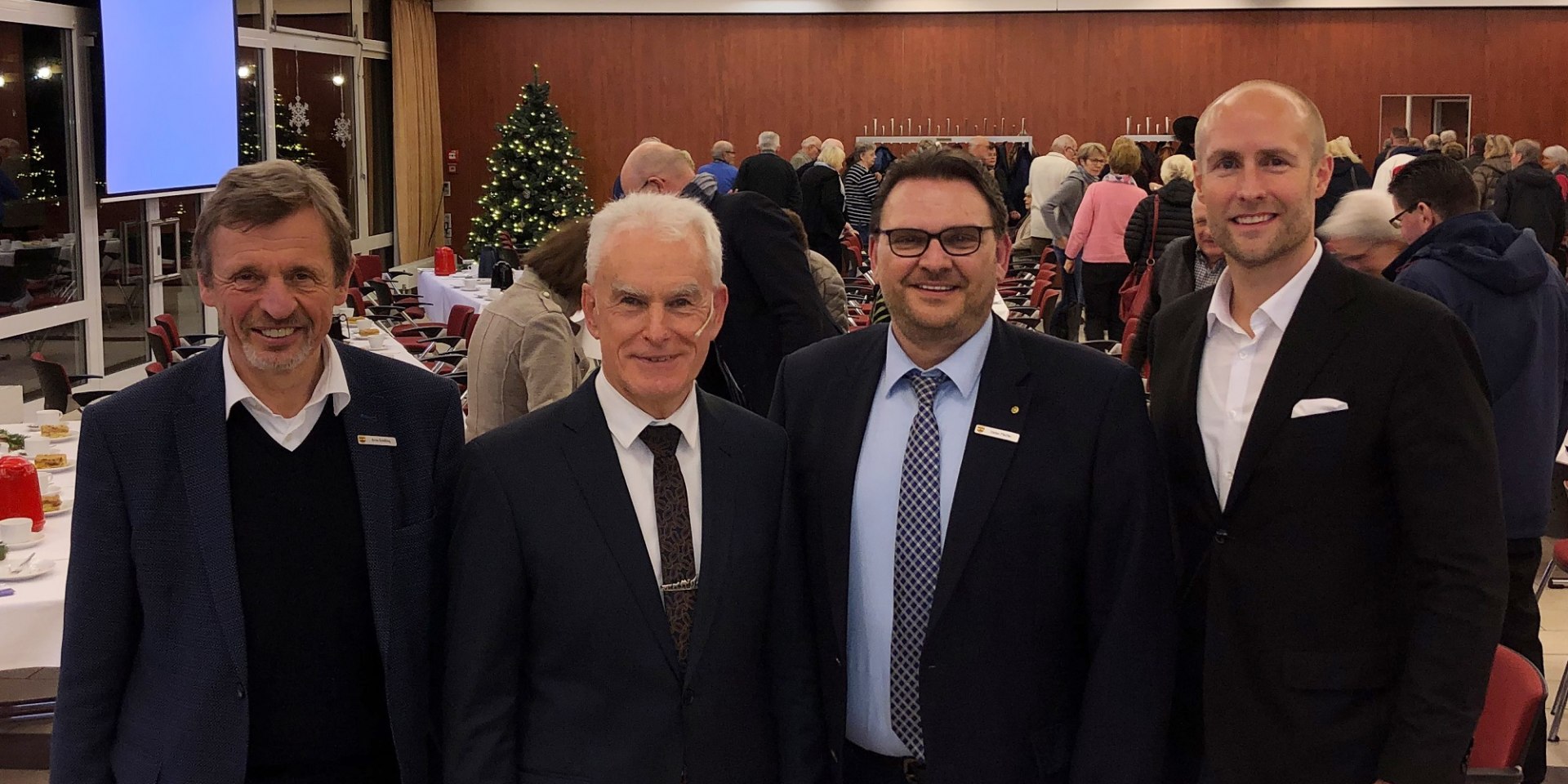 Bürgermeister Dr. Arno Schilling, Dr. Manfred Zeiner (dwif), Stefan Pfeiffer (Aufsichtsratsvorsitzender Bad Zwischenahner Touristik GmbH), und Dr. Norbert Hemken (Geschäftsführer und Kurdirektor), bei der Präsentation der Ergebnisse in der Wandelhalle in Bad Zwischenahn., © Bad Zwischenahner Touristik