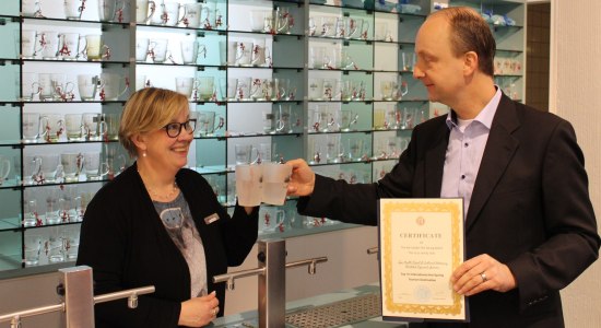 Freya Wennemann und Kurdirektor Maik Fischer am Quellenausschank, © Nds. Staatsbad Pyrmont