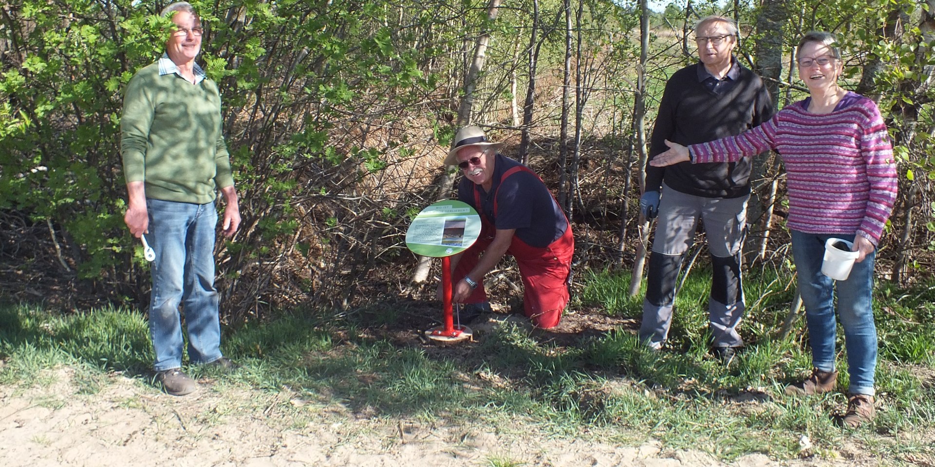 Schilder aufstellen am Moorpad, © Samtgemeinde Land Hadeln, MoorIZ Ahlenmoor