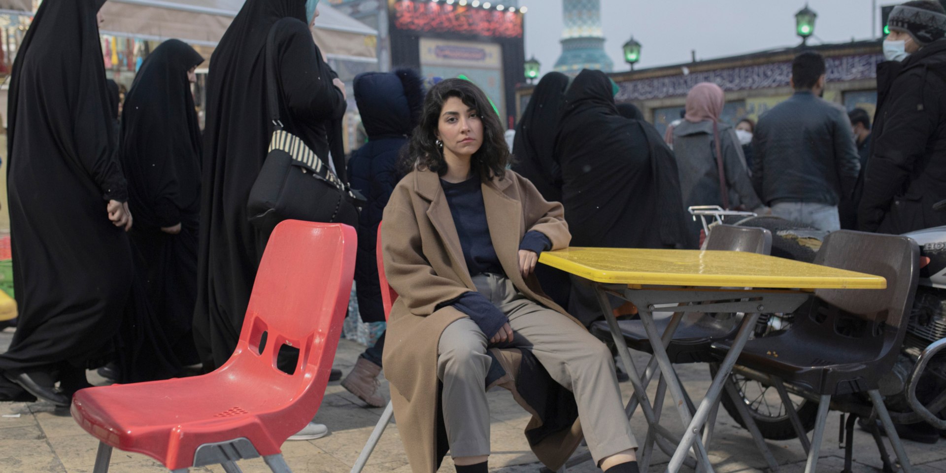 Eine Frau sitzt auf einem Stuhl in Teheran , © Ahmad Halabisaz