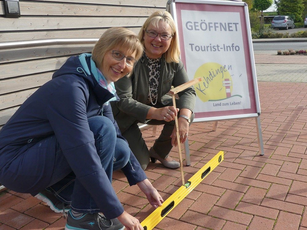 Neigungsgradmessen der Rampe vor der Tourismusinformation in Wischhafen, © Tourismusverband Landkreis Stade / Elbe e.V.