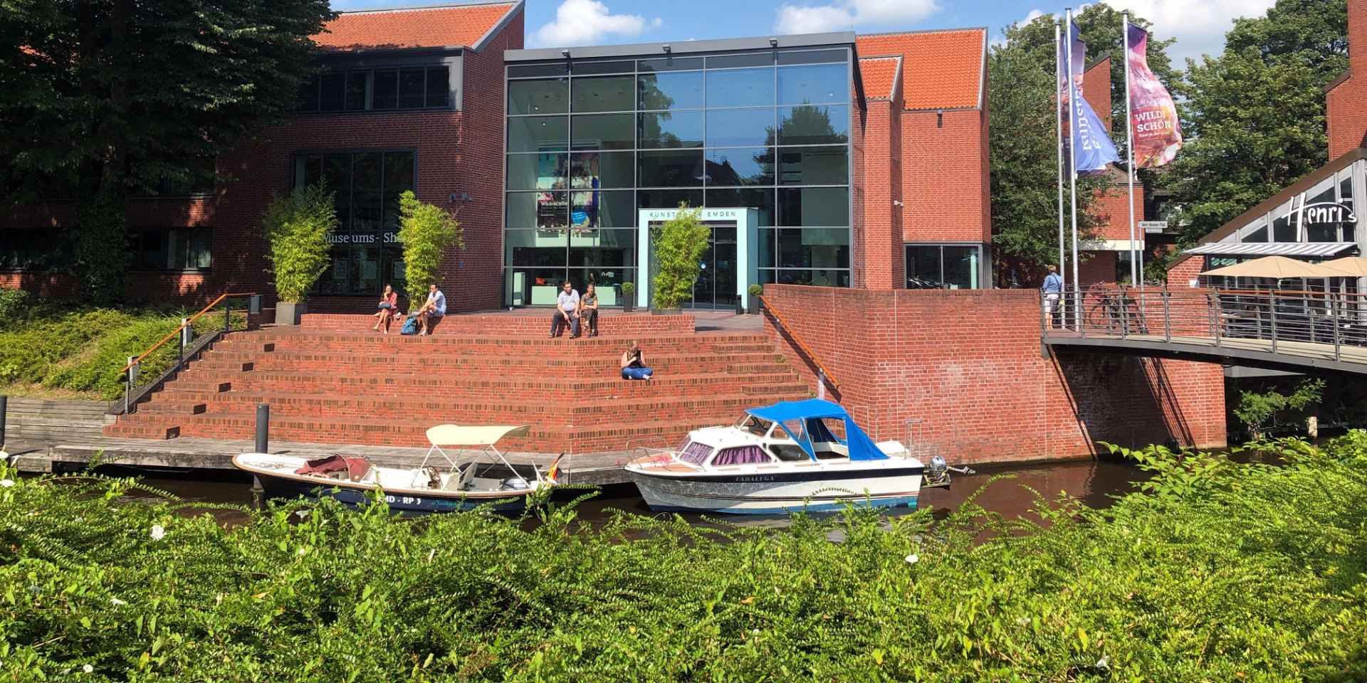 Die Kunsthalle Emden, idyllisch an einer Gracht mitten in der Stadt gelegen, © Kunsthalle Emden