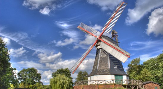 Ein Blick auf die Worpsweder Mühle mit blauen Himmel und ein paar Wolken, © Touristikagentur Teufelsmoor/ Karsten Schöpfer