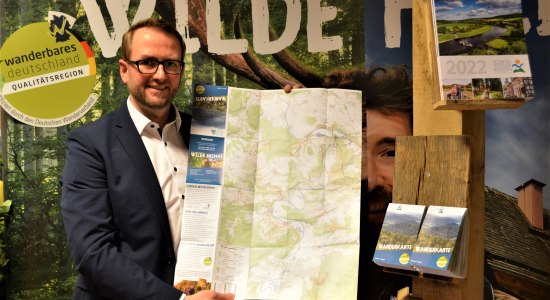 Manuel Liebig präsentiert die neue Wanderkarte der SVR, © Solling-Vogler-Region im Weserbergland e.V. Manuel Liebig präsentiert die neue Wanderkarte der SVR, © Solling-Vogler-Region im Weserbergland e.V.