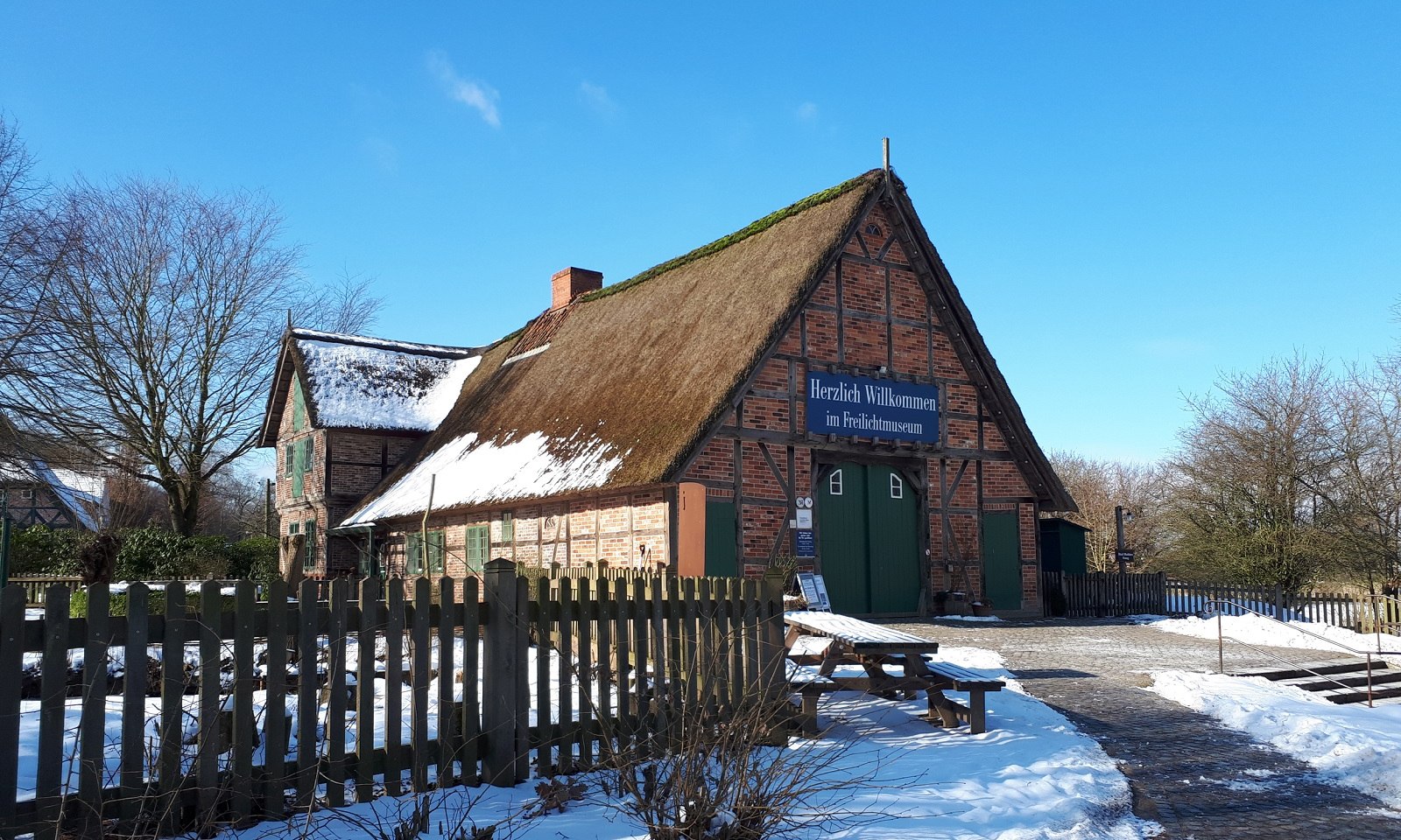 Das Eingangsgebäude im Winter am Kiekeberg, © FLMK