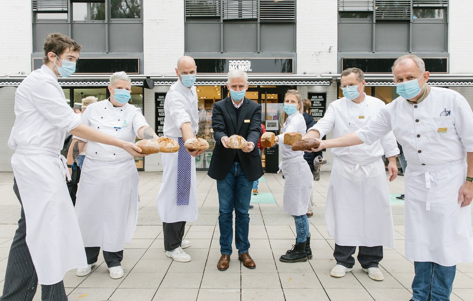  Markus Greiner (Mitte) und das Team von &quot;Das Brot.&quot; präsentieren die Gewinner, © Anja Weber