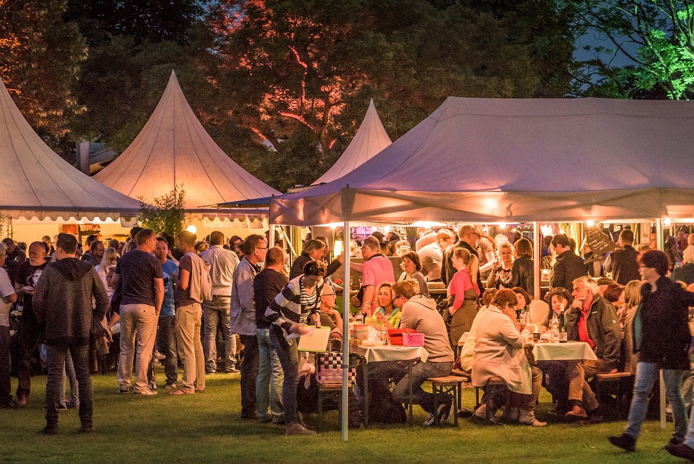 Besucher beim Weinfest im Bürgergarten, © Hameln Marketing und Tourismus GmbH