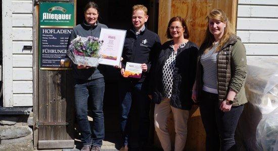 Steffi Kilian (Altenauer Brauerei), Andreas Lehmberg (HTV) sowie Andrea Beherzig und Katharina Dundler (KBG und Glücksburg Consulting) freuen sich über die erneute Auszeichnung der Altenauer Biere., © HTV