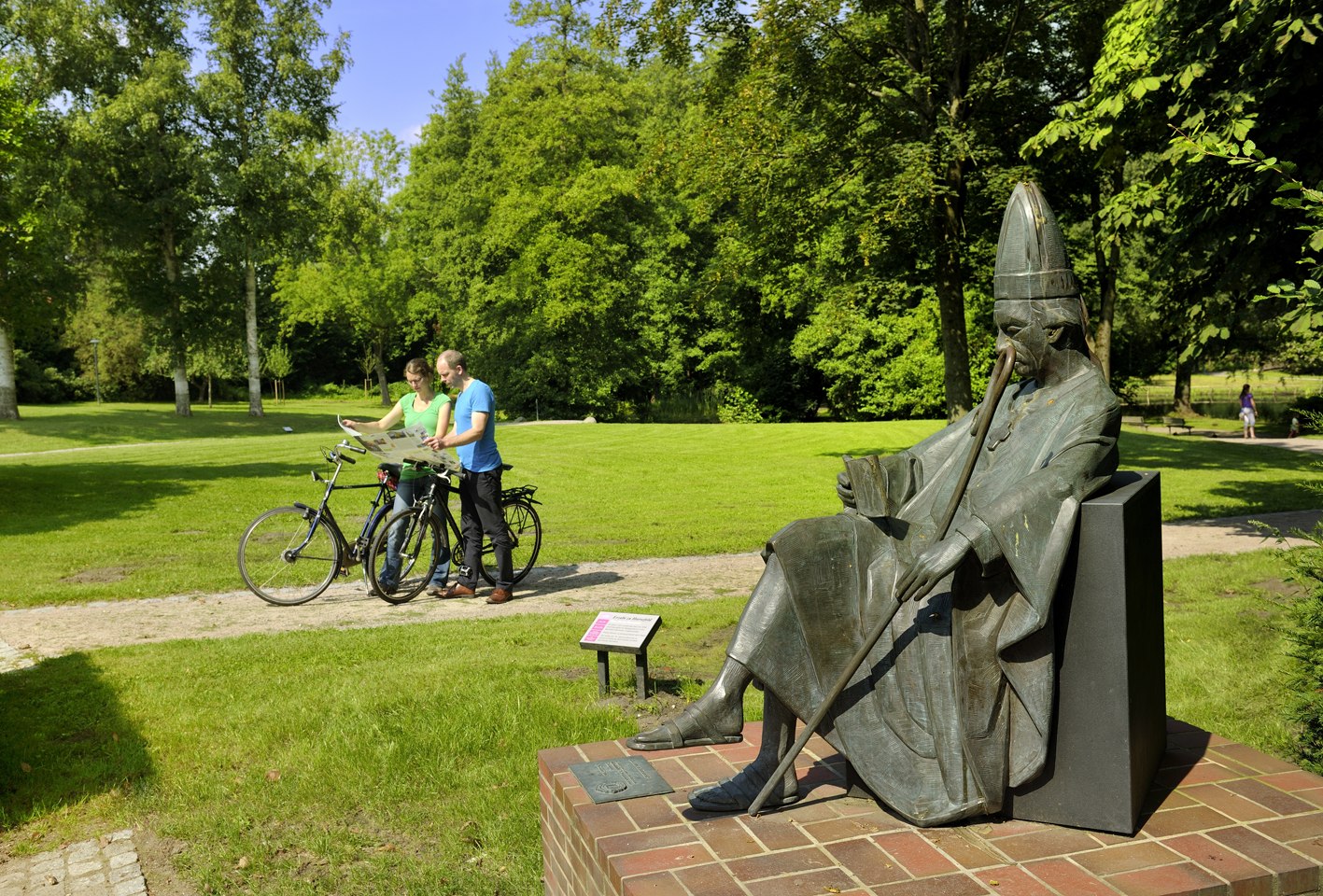 Radfahrer im Klosterpark Harsefeld, © Mönchsweg e.V./ Andreas Dittmer