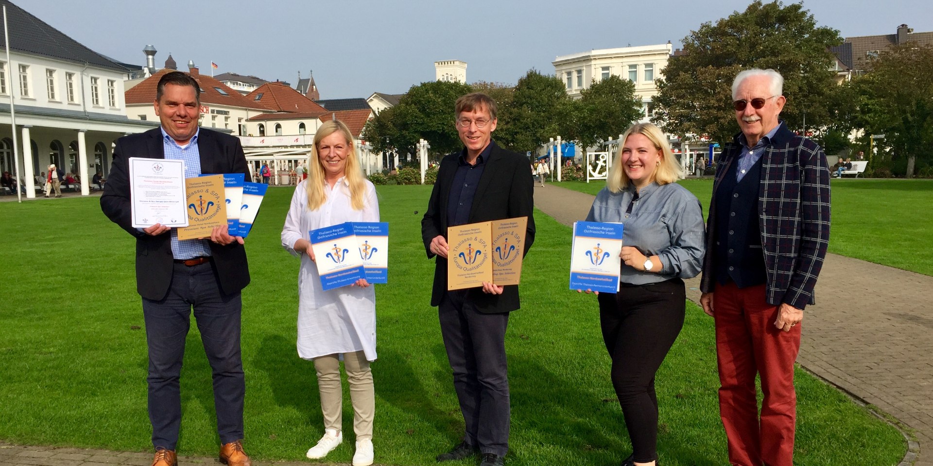 Die Norderneyer Thalassopartner präsentieren ihre Gütesiegel und Urkunden im gemeinsamen Fototermin auf dem Kurplatz. , © Staatsbad Norderney GmbH