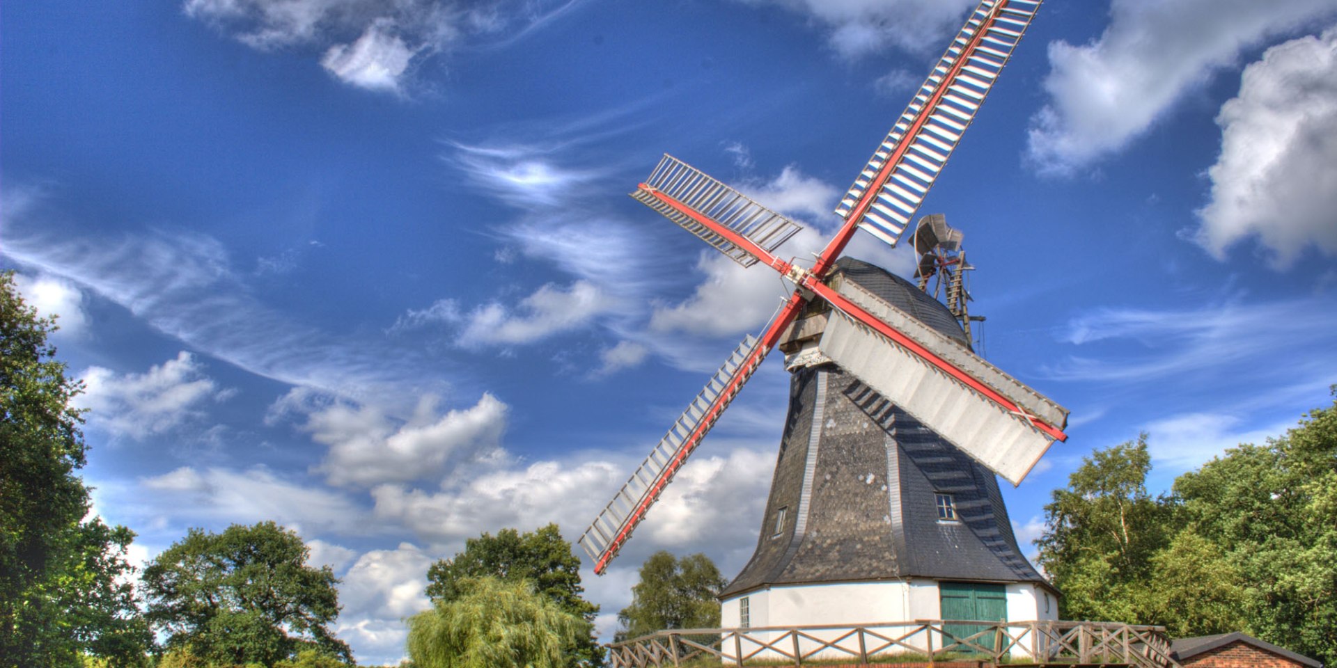 Ein Blick auf die Worpsweder Mühle mit blauen Himmel und ein paar Wolken, © Touristikagentur Teufelsmoor/ Karsten Schöpfer