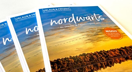 b) Das neue URLAUBs & FREIZEITmagazin nordwärts 2021 für den Landkreis Rotenburg (Wümme), © Touristikverband Landkreis Rotenburg (Wümme) b) Das neue URLAUBs & FREIZEITmagazin nordwärts 2021 für den Landkreis Rotenburg (Wümme), © Touristikverband Landkreis Rotenburg (Wümme)