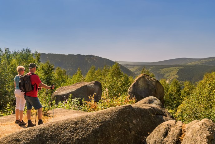 Wanderpaar genießt den Ausblick an den Kästeklippen, © Stadtmarketing Bad Harzburg