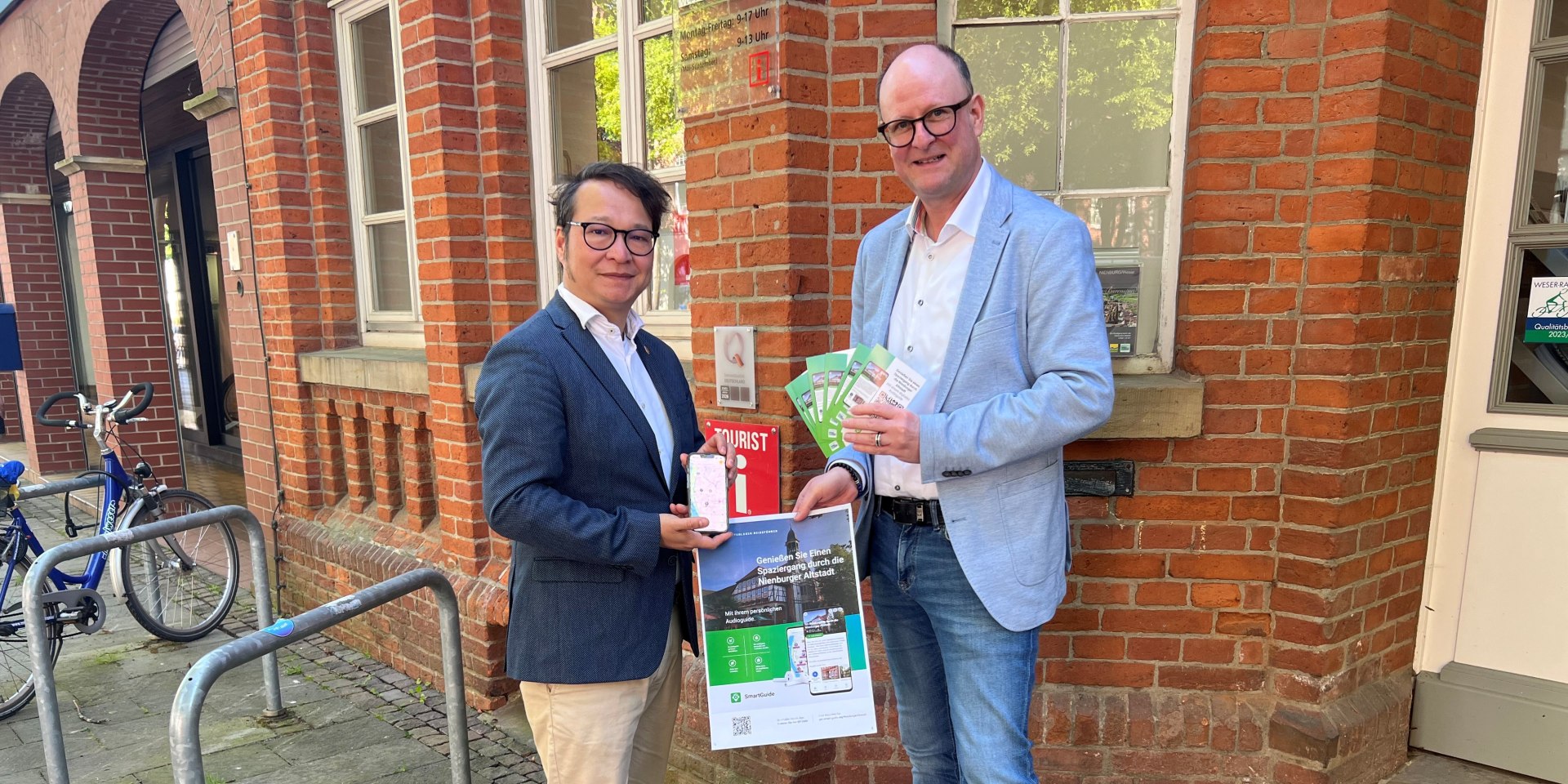 Nienburgs Bürgermeister Jan Wendorf (links) und Martin Fahrland, Geschäftsführer der Mittelweser-Touristik GmbH freuen sich über den digitalen Stadtrundgang., © Mittelweser-Touristik GmbH