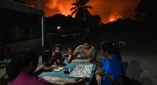 Spielende Familie mit Feuer im Hintergrund, © Adriana Loureiro Fernandez Spielende Familie mit Feuer im Hintergrund, © Adriana Loureiro Fernandez