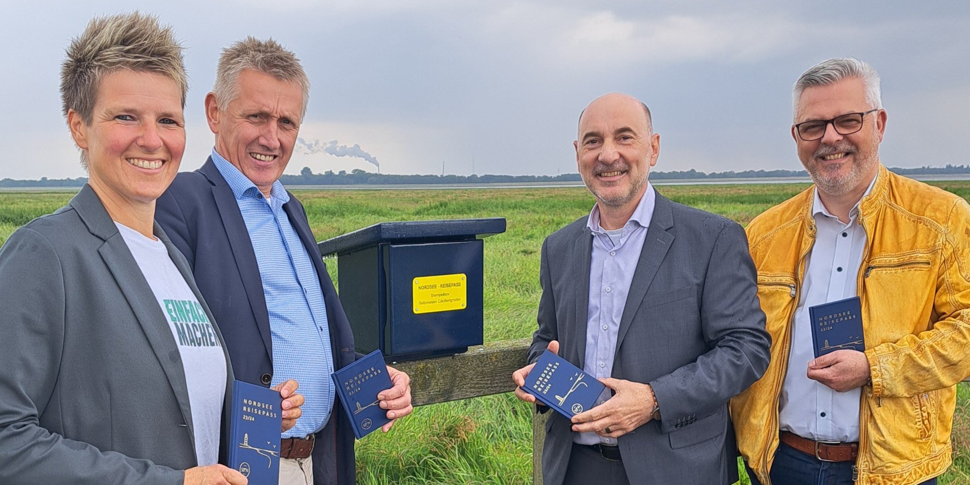 Einweihung der ersten Stempelbox, auf dem Foto (von links nach rechts): Sina Beckmann, Landtagsabgeordnete und stellv. Vorsitzende des Tourismus-Unterausschusses im niedersächsischen Landtag, Peter Südbeck, Geschäftsführer Nationalparkverwaltung Niedersächsisches Wattenmeer, Mario Schiefelbein, Geschäftsführer Tourismus-Agentur Nordsee GmbH und Stephan Eiklenborg, Bür-germeister von Sande., © Tourismus-Agentur Nordsee GmbH