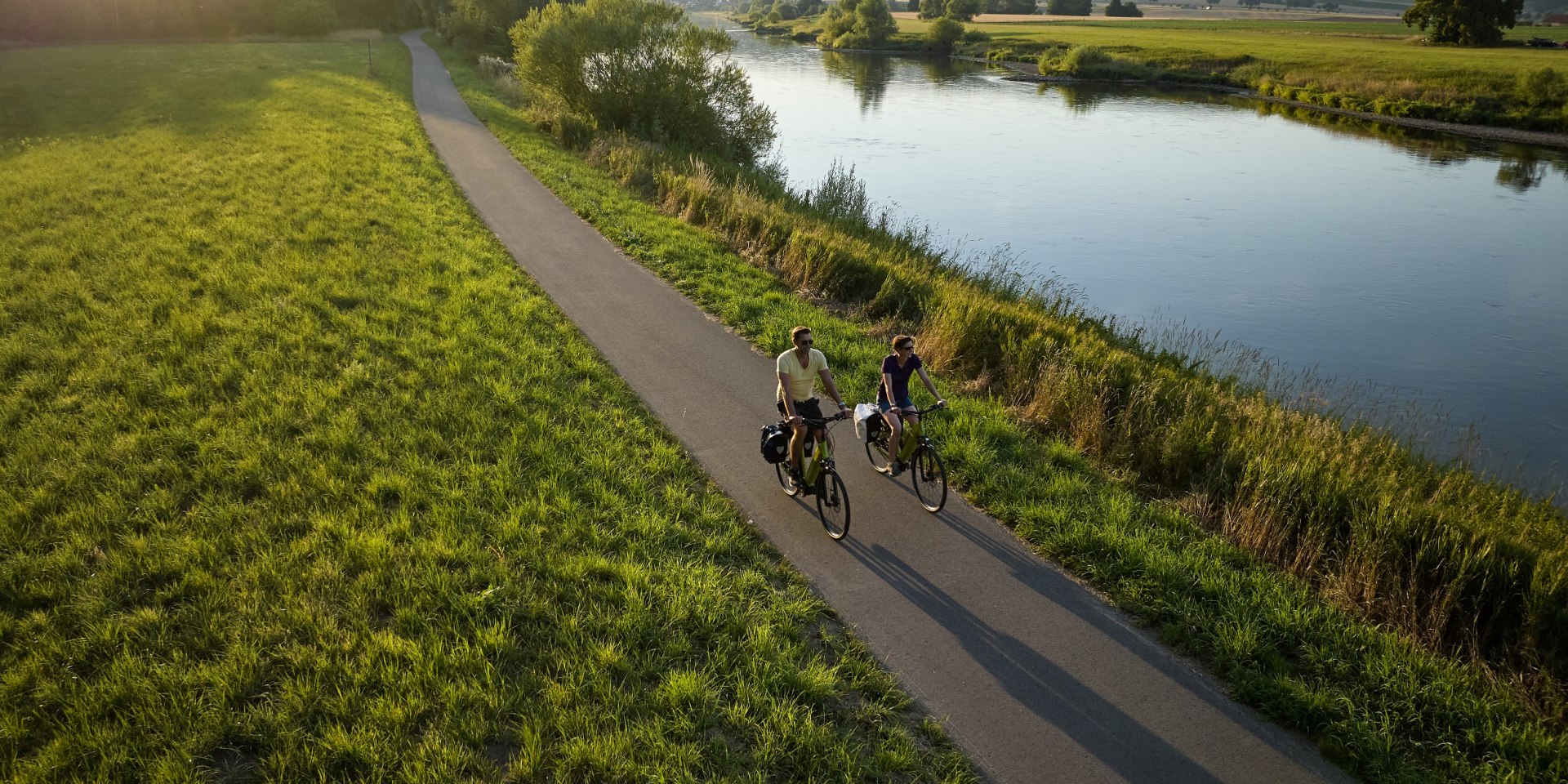 Zwei Radfahrer am Weser-Radweg, © TMN/Alexander Kaßner